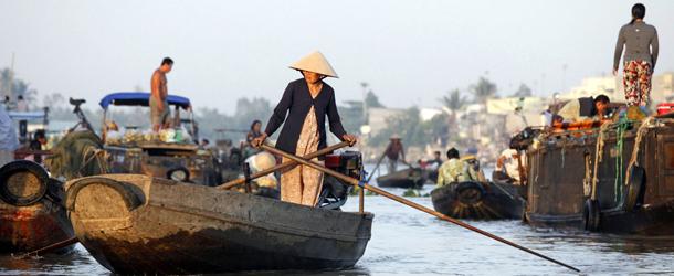 mekong-woman-rowing-sunset